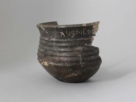 Aux VIIe s., les religieuses de de l'abbaye d'Hamage ont gravé leur nom sur leur gobelet en céramique, comme ici Aughilde.